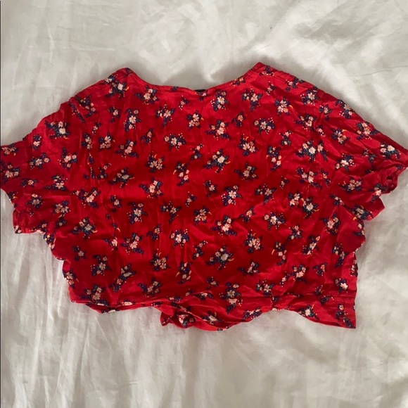 Red button and tie crop - Picture 3 of 3